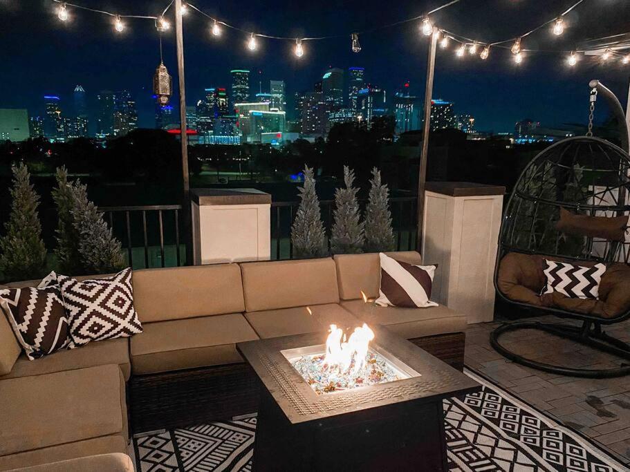 Luxury Downtown Home W Rooftop Deck In The Skyline Χιούστον Εξωτερικό φωτογραφία